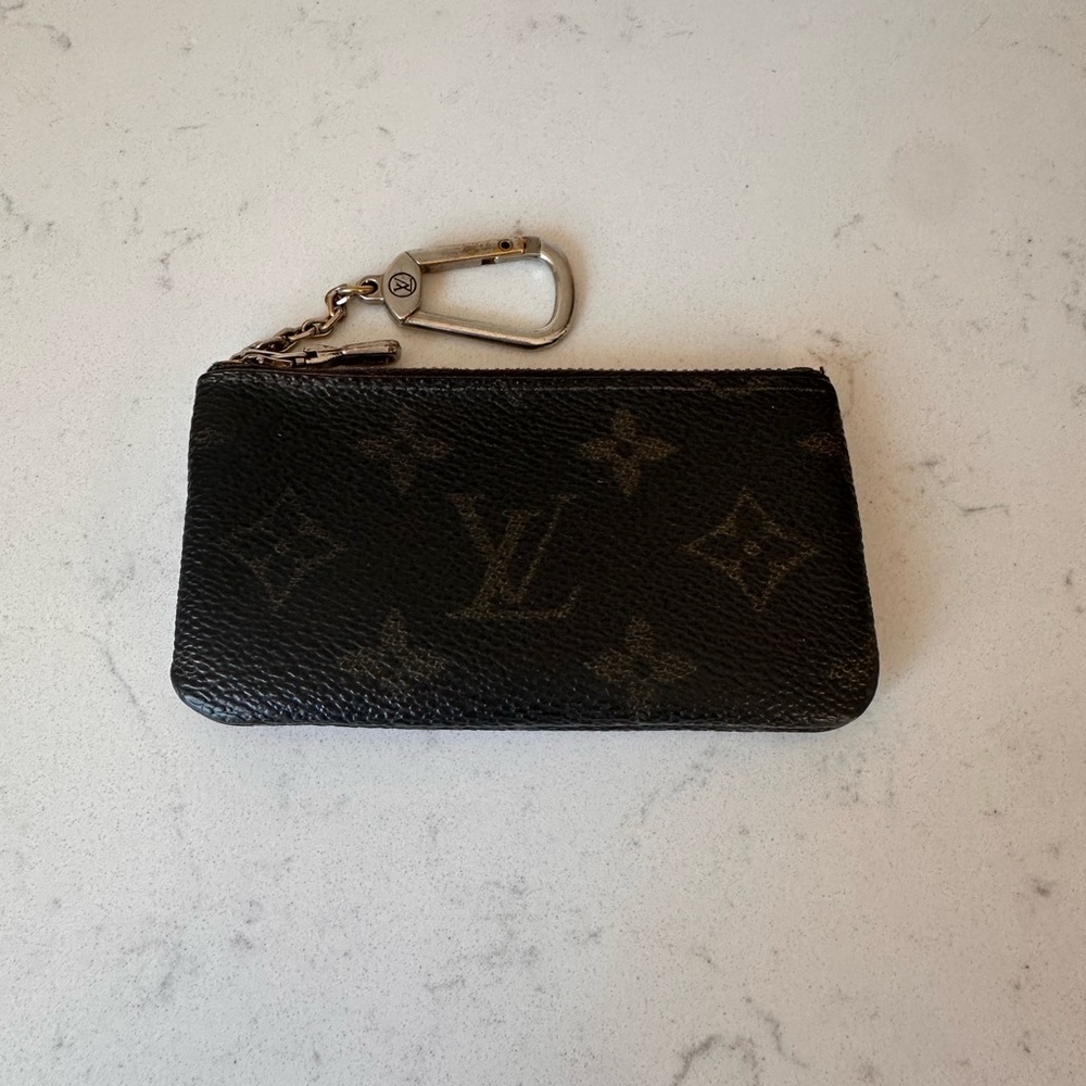 Authentic LV key coin purse! Date code/serial number 884